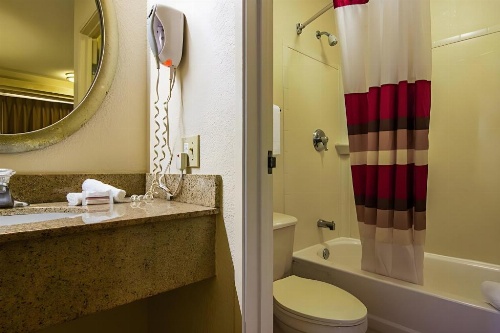 Red Oak Inn Southfield image 13